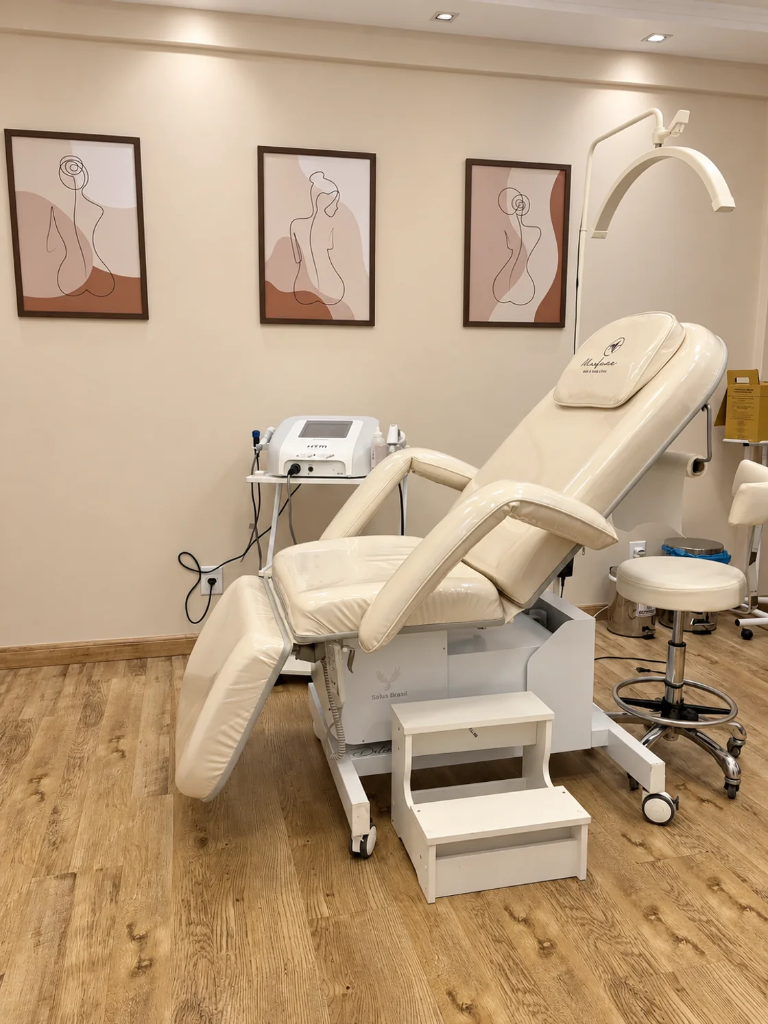 Sala de atendimento da Marface, com poltrona, equipamentos e quadros em tons suaves