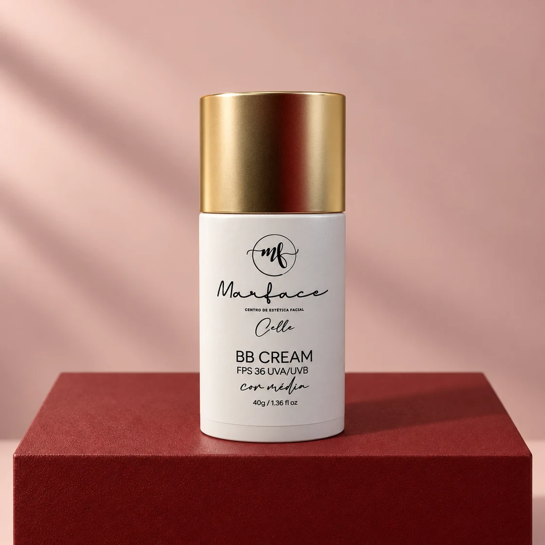 Celle BB Cream FPS 36, cor Média, sobre uma base bordô, com fundo em tom rosado