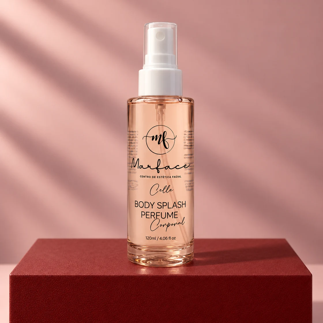Celle Body Splash em uma composição com base bordô e fundo rosado