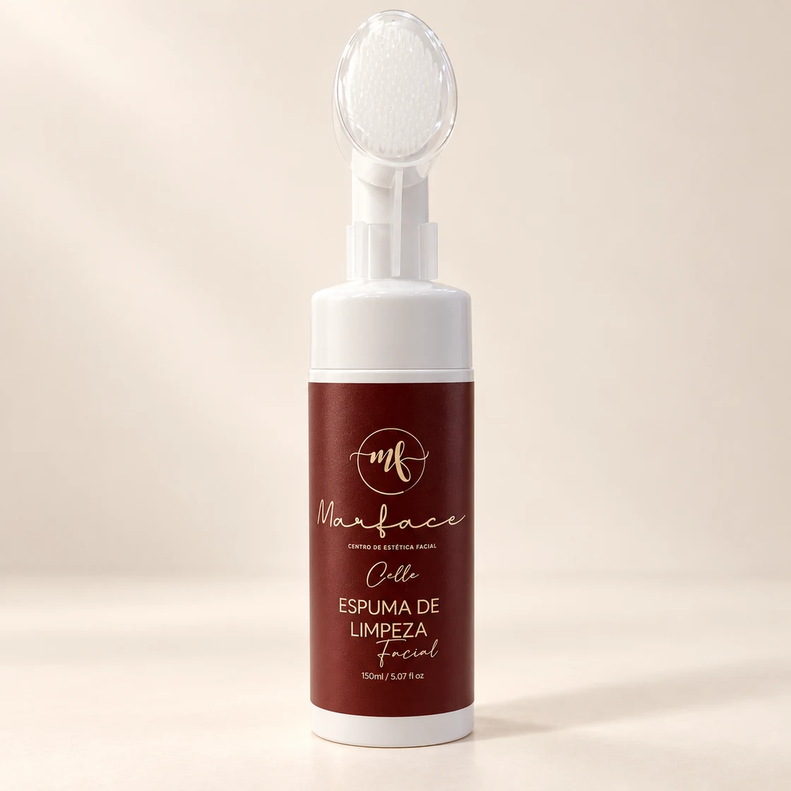Celle Espuma de Limpeza Facial Marface, frasco branco com rótulo bordô e escova facial, 150 ml
